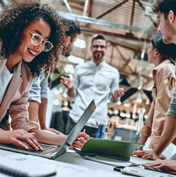 ¿Qué características tiene un entorno laboral saludable?