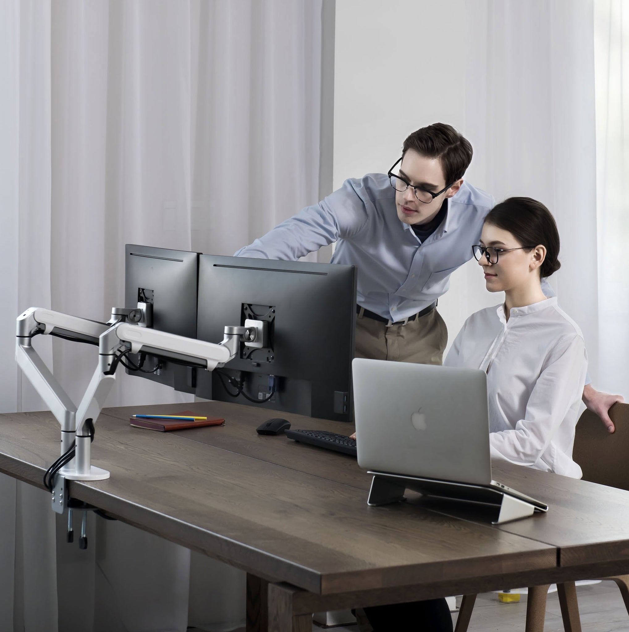 Éstos soportes para monitor y el portátil de  te garantizan un  espacio organizado y una buena postura para trabajar desde casa
